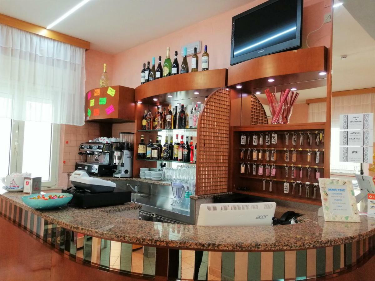 Hotel Alba Римини Экстерьер фото